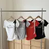 Camiseta feminina curta estilo coreano chique com poá e strass, ombro a ombro, manga curta, para o verão, com amarração em laço, modelagem justa, manga curta