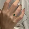 Anel Vintage Ovo de Pombo Esmeralda para Mulheres, Delicado e Fashionável Estilo Executivo, Anel Minimalista de Luxo Leve de Alta Qualidade