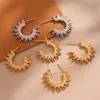 Pendientes Radiantes de Girasol Omaca Forma de C Moda Exquisita Horno Galvanoplastia al Vacío Color Oro 18K Pendientes Conservadores de Color Venta al por Mayor
