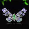 Broche de Borboleta com Contraste de Cores Roxo e Verde, Intricadamente Trabalhado, Exalando Elegância, com um Design Único para Decorar Ternos e Casacos
