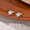 Pendientes sencillos de plata de ley 999 para mujer, modernos y adecuados para el uso diario, con diseños de estrella, corazón y geométricos, pasadores para el cartílago de la oreja y un cierre de rosca para quitarlos fácilmente al dormir.