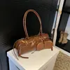 Bolsa de couro encerado de nicho coreana para mulheres, novo modelo 2026, toque de alta qualidade, bolsa baguette de ombro estilosa e moderna estilo biker