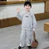 Conjunto Infantil Masculino Primavera e Outono 2026 Novo Estilo Moletom Infantil Conjunto de Duas Peças Estiloso Roupas Infantis da Moda para Primavera