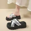 Lindas Chinelos Cruzados com Strass para Combinar com Saias, Roupa Feminina para Exterior, Novo Modelo de Verão 2025, Sandálias de Praia Prata Antiderrapantes com Solado Grosso