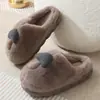 Chinelos Masculinos de Algodão 2026 Inverno Novo Estilo Interno Casa Quente Veludo Adicional Uso Externo Calcanhar Antiderrapante Cobertura Sapatos de Algodão Peludo Feminino