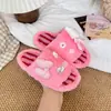 Lindas pantuflas de felpa de dibujos animados para niños, antideslizantes, suaves y cómodas, perfectas para el uso diario y que brindan una sensación relajante al pisarlas.