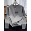 Camiseta de manga larga de algodón puro para mujer, diseño patchwork a rayas de dos piezas falsas, moderna y elegante, top gris versátil, capa base para otoño