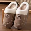 Pantuflas de algodón impermeables de PU para parejas, con suela gruesa, cómodas para caminar, forradas de felpa, cálidas, adecuadas para el hogar y la hospitalidad hotelera, pantuflas de algodón al por mayor