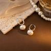 Aretes de perlas estilo retro francés estilo Hong Kong aretes geométricos redondos simples plisados aretes de lujo ligero de alta gama estilo Chanel