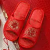 Pantuflas de boda para novio y novia un par rojo festivo Dote boda hogar al por mayor cuatro estaciones primavera y otoño zapatos de pareja