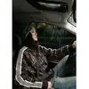 Nova jaqueta de estampa de leopardo da moda estilo streetwear americano para homens, apresentando um design único, detalhes listrados, um corte solto e uma gola alta, em estilo japonês
