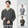 Novedad Otoño/Invierno 2026: Sudadera Casual de Moda Americana de Calle para Hombre, Manga Larga, Cuello en V, Rayas, con Diseño Falso de Dos Piezas