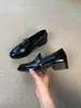 Mocassins de couro ultra macio estilo britânico para mulheres, design de calçar com fivela de metal, adequados para o trajeto diário, nova coleção 2026, sapatos femininos de salto médio