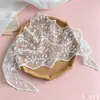 Bufanda Triángulo de Encaje Blanco en Capas de Estilo Coreano Obvia con Dobladillo Acampanado para Mujer, Creando un Look Elegante con un Pañuelo de Cabeza Atado y una Falda Media Adelgazante