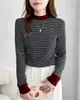 Camiseta Listrada com Blocos de Cor Vinho Tinto Retrô Francesa Outono 2026, Gola Redonda Manga Longa para Mulheres, Camiseta Básica Versátil Emagrecedora