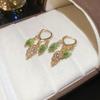 Pendientes Ovalados de Diamante Esmeralda Aguja de Plata Medio Vintage Pendientes Elegantes Lujo Ligero Alta Gama Pendientes Retro