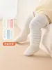 Manguitos para rodillas y piernas de bebé, estilo otoño e invierno, anticongelante, calcetines de dibujos animados que no aprietan para niños, una herramienta práctica para cambiar pañales