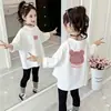 Nova Camiseta de Algodão de Manga Longa para Meninas Primavera/Outono, Blusa Casual Solta com Desenho para Crianças de Média/Maior Porte, Camiseta Básica de Gola Redonda Infantil