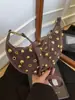 Bolso de Mujer Resistente con Remaches Ojillados Transfronterizos Estilo Punk 2025 Moda Europea y Americana Nuevo Bolso de Hombro Único, Bajo el Brazo, Cruzado