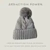 Novo gorro de lã tricotado de inverno para mulheres, estilo coreano, forrado com fleece, espesso, quente, emagrecimento facial, versátil, com pompom e proteção para as orelhas