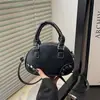 La popular y relajada bolsa cruzada retro de moda de este año, un nuevo diseño de un solo hombro, es una bolsa de boliche retro de gran valor.