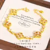 Tienda de Oro Mismo Estilo Arena Dorada Pulsera DIY Flor de Cuatro Hojas Blanca Tachonada de Diamantes, Lujo Ligero Nicho Exquisita Joyería de Nácar Regalo para Novia