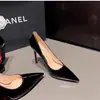 Elegantes Sapatos de Salto Alto Bico Fino em Couro Envernizado para Mulheres, Novo Estilo Verão 2026, Salto Fino, Sola Vermelha, Adequado para o Trabalho, Alongam as Pernas, Versátil