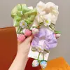 Goma para el pelo con colgante de flor de fresa estilo coreano, un accesorio para el cabello alegre y dulce para que los niños recojan su cabello en un moño