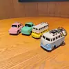 Llavero creativo de mini coche deportivo de fricción, coche de aleación con puertas que se abren, accesorio para mochila infantil, regalo de coche
