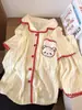 Pijama de Urso com Bolsinho e Listras Amarelas com Borda em Concha para Mulheres, Conjunto de Duas Peças com Shorts de Manga Curta para o Verão, Roupa de Casa Fofa e Macia para Meninas