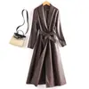 Chaqueta Larga de Cuero Negra para Mujer con Cintura de Cordones, Dobladillo de Falda Adelgazante y Elegante, Hecha de Piel de Oveja, con un Aspecto Refinado y Elegante