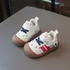 Sapatos infantis, sapatos para bebês aprenderem a andar, novo modelo outono 2026, tênis de treinamento alemães de sola macia para meninas pequenas, sapatos funcionais versáteis para meninos