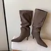 Botas de Tacón de Bloque con Punta Aguda de Gamuza Otoño/Invierno 2026 Botas Tipo Calcetín Elegantes hasta la Rodilla para el Trabajo Otoño/Invierno 2026 Combinadas con Faldas