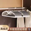 Perchas de cuello corto y perfil bajo para uso doméstico, diseñadas para prevenir los bultos en los hombros y proteger la ropa de las arrugas, con un marco engrosado para mayor durabilidad y deslizamiento suave.