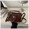 Bolsa quadrada pequena, estilosa e minimalista para mulheres, perfeita para o dia a dia, com um design chique e moderno, nova bolsa transversal leve estilo coreano para o outono de 2026
