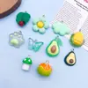 Colgante de resina verde aguacate gato bola de carne mariposa colgante hecho a mano joya de fruta artificial accesorio de pulsera bolsa