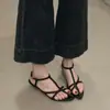 Sandálias romanas de bico fino com tiras finas, sandálias da moda estilo francês com tira cruzada prateada, novos sapatos femininos de verão 2026 de bico aberto para uso externo