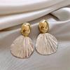Aretes de Diseño de Concha de Lujo Ligero de Alta Gama 2025 para Mujer, Nicho Elegante, Estilo Frío, Aretes de Banquete, Nuevas Explosiones