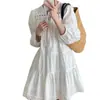 Vestido branco de renda com patchwork estilo férias e detalhes de amarração, perfeito para o verão, viagens internacionais e sessões de fotos no campo; Saia midi evasê