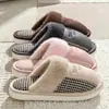 Pantuflas de Felpa de Algodón Bordadas con Letras para Mujer, Uso Interior en Casa en Invierno, Forradas de Felpa, Engrosadas, Cálidas, de Suela Gruesa, Antideslizantes, Pantuflas Peludas