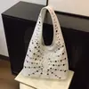 Bolso de Axila de Moda Europea y Americana 2025 Nuevo Casual Elegante con Lunares Remaches Estilo Cubo Bolso Tote Grande de un Solo Hombro