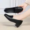 Zapatos para mujeres de mediana edad y mayores, nueva colección de otoño 2026, cuero suave, suela blanda, tacón grueso, zapatos planos cómodos, zapatos casuales de cuero versátiles para mujer