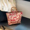 2025 Nuevo Estilo Chino Bordado Estéreo de Doble Cara Hecho a Mano Gran Capacidad Plástico Bambú Lona Bolsa de Mano para el Trabajo y el Viaje