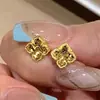 Pendientes de botón de trébol de cuatro hojas estilo Buccellato de plata S925 con efecto 'hielo triturado' para mujer con un toque de alta gama, diseño de artesanía CNC, pendientes diarios de oro de 18 quilates