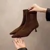 Botas Meia Elástica Slim Bico Fino Salto Agulha Botas de Cano Curto Outono 2026 Salto Baixo Botas Simples Camurça Estilo Coreano Botas Curtas Femininas
