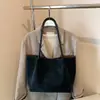 Bolso de hombro mate estilo europeo y americano para el día a día, gran capacidad, gamuza, moderno, nuevo modelo de invierno, simple con colgante, elegante bolso tote para mujer