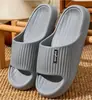 Pantuflas de EVA de color liso para verano, acolchadas para una sensación cómoda, adecuadas para uso en casa, hoteles y casas de huéspedes, pantuflas antideslizantes de una tira para parejas, venta al por mayor