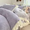 Conjunto de Roupa de Cama de Quatro Peças em Veludo Leite Esculpido Estilo Princesa, Cobertor de Coral Fleece Espesso de Inverno com Renda, Lençol, Lençol com Elástico, Roupa de Cama