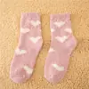 Meias de coral fleece até a panturrilha inverno atacado Femininas forradas com fleece espessadas em formato de coração não soltam fiapos meias toalha meias de chão para casa