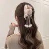 Presilha de cabelo estilo vintage que não danifica os fios, na cor café com toque de luxo, presilha de tubarão de pelúcia, acessório de cabelo fofo e doce para penteados presos.